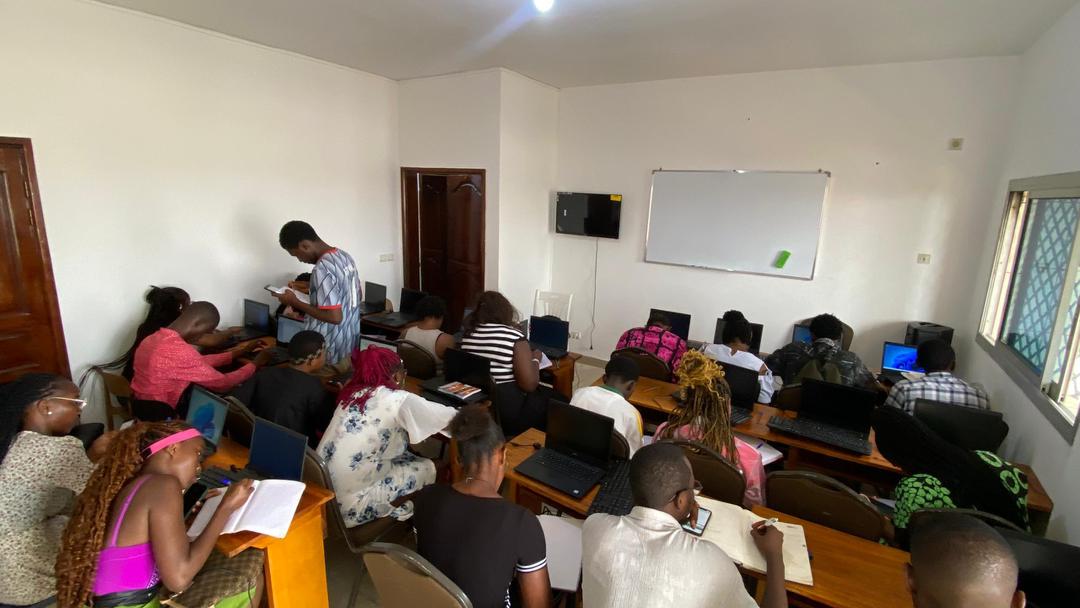 Enseignant TARA Institut en salle de cours