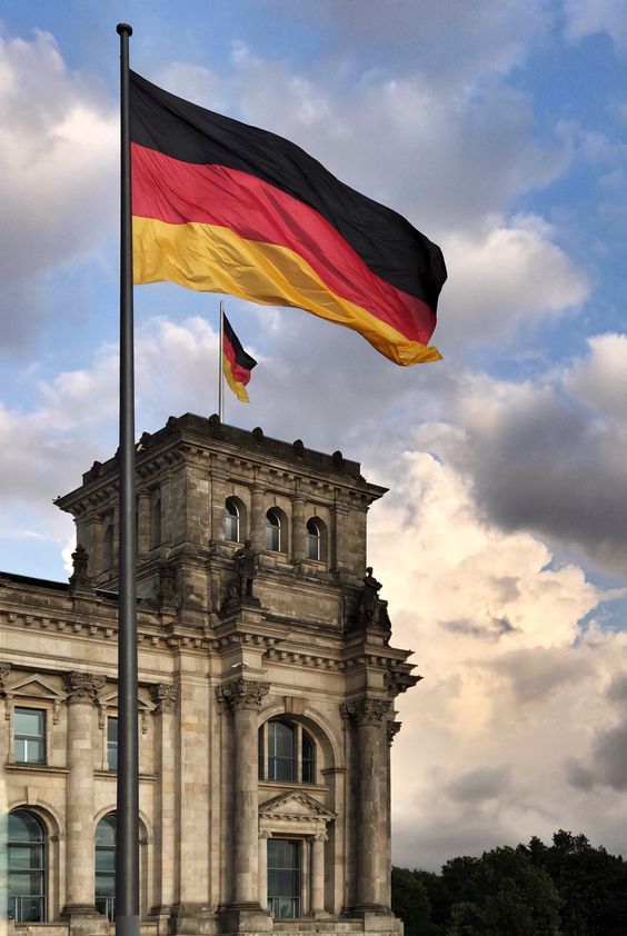 Drapeau allemand devant le Reichstag